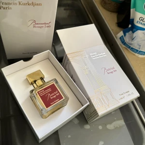 Barcrat Rouge 504 Eau de Parfum 60ml - Trendig Eau de Parfum för henne med lyxig känsla. Flaskan rymmer 100 ml och är perfekt för dig som vill sticka ut. Snygg förpackning som passar perfekt som present eller till din egen samling.