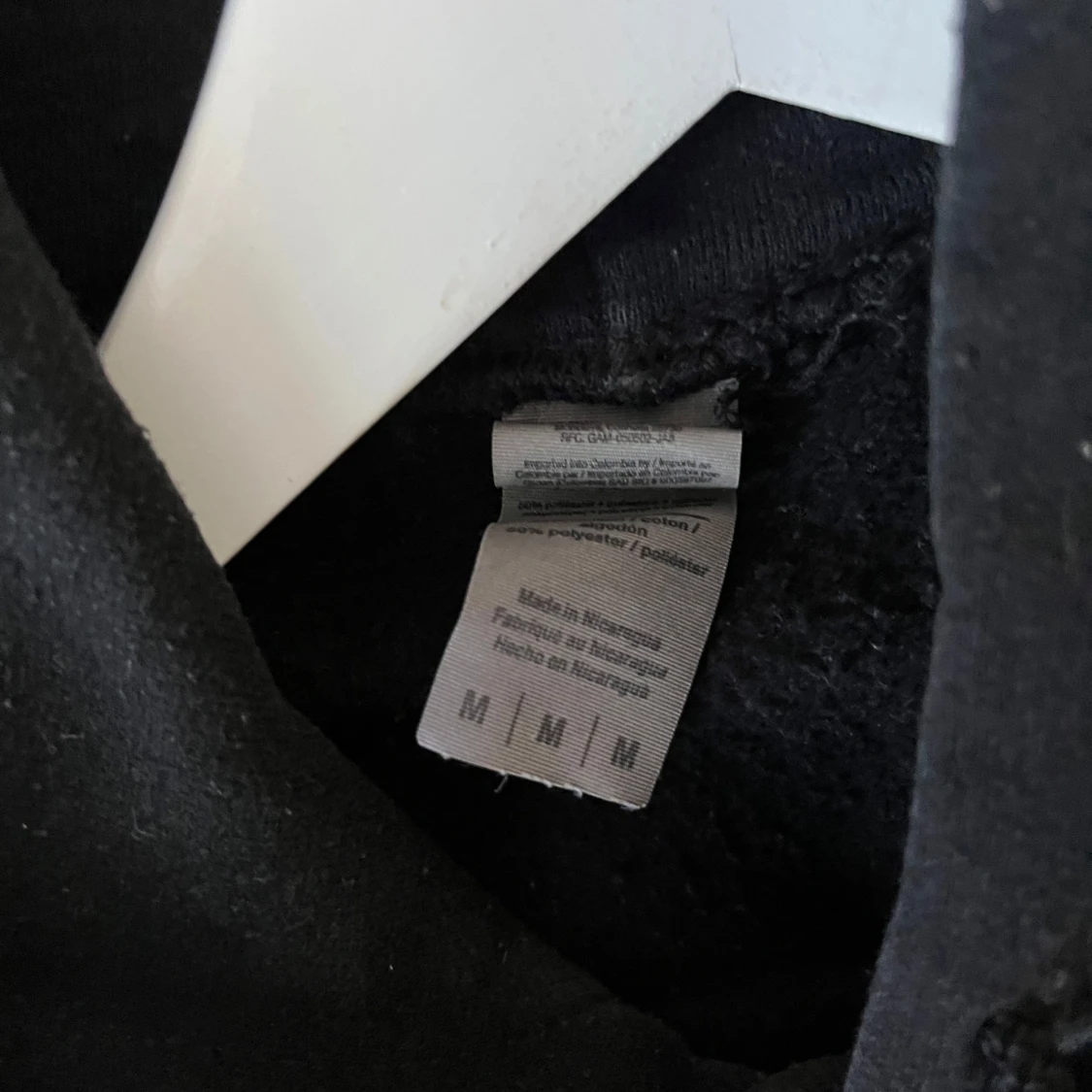 Svart hoodie med tryck och huva - 2