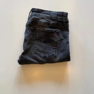 Replay svarta  - Svarta jeans från Replay med klassisk femficksdesign och diskret Replay-logga på bakfickan. Jeansen har smal passform och är tillverkade i stretchigt denim för en bekväm känsla. Perfekta för dig som gillar en stilren och modern look. W28 L 30