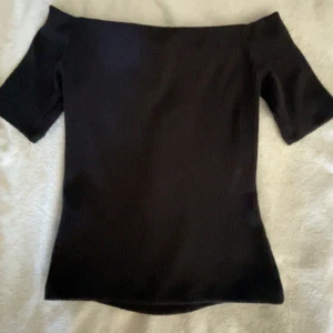 Svart offshoulder ribbad topp - Off sholder topp från hm i stl S i mycket bra skick !💞