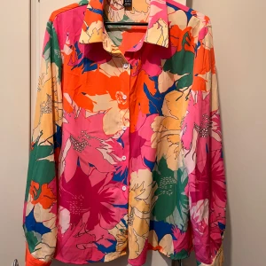 Skjorta strl 42  - Skjorta i strl XL (42) från SHEIN. Helt ny, endast provad. Material: polyester 