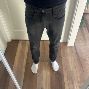 Replay anbass 33 - Replay anbass hyperflex jeans W 33 L 30 Mått: Längd: ca 69 cm Midja: ca 42 cm Lår bredd: ca 22 cm Fotöppning: ca 16 cm Modell: 63kg, 177cm