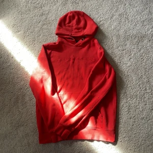  Sail Racing Röd Bowman Hood  - Storlek M men skulle säga den rör sig mer åt S hållet… Knappt använd sen pandemin men ändå i bra skick asså, redan tjock billig men absolut e down på att diskutera pris! Löser svar om du har fler frågor 100p