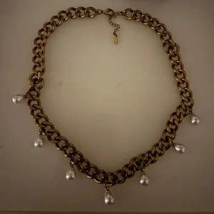 Guldigt halsband med pärlor - säljer mitt guldiga halsband med pärlor då jag inte använder det! Det är i rostfritt stål. Ser rostat ut där nere på bilden, men det är bara ljuset 🙌🏼 Bara att fråga för fler bilder! 