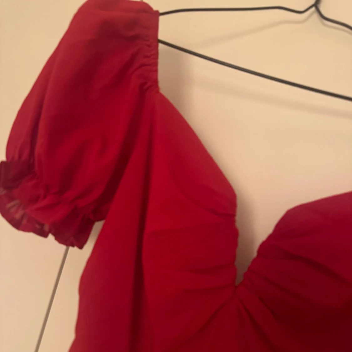 Röd långklänning med puffärmar - 1