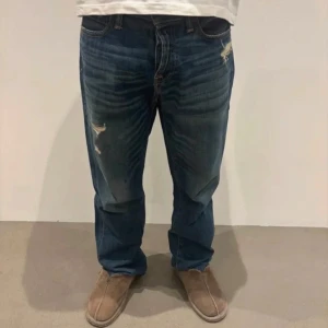 Vintage Abercrombie & Fitch Jeans - Ett par schyssta Vintage Abercrombie & Fitch Jeans, riktigt feta och är lite mer ”baggy” för att vara ett par straight fit jeans, snygga slitningar från fabrik och är toppen i skick! (Bilderna är lånade)