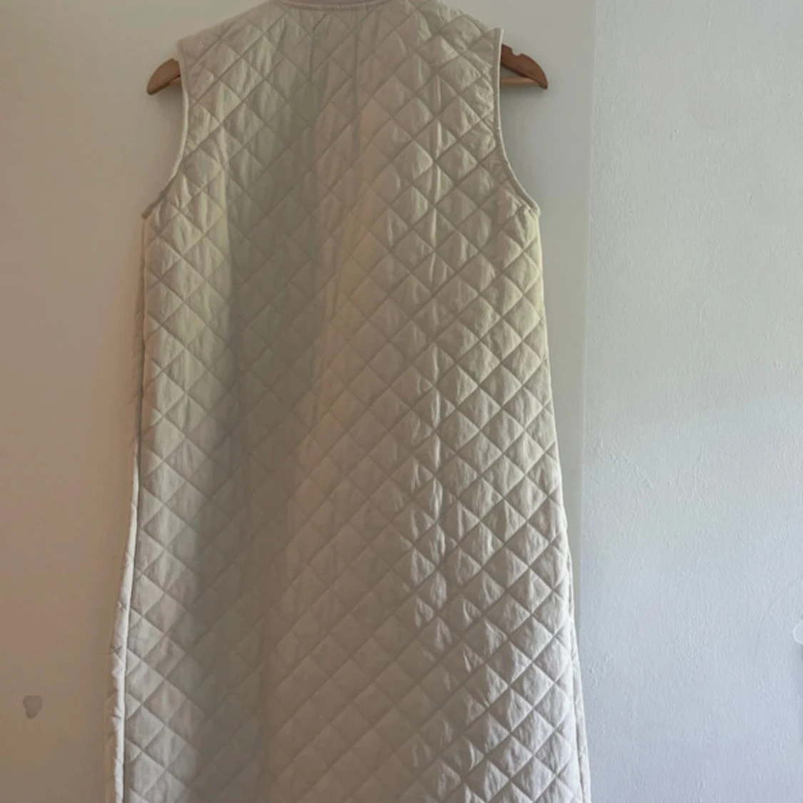 Lång quiltad beige väst med leopardfoder - 3