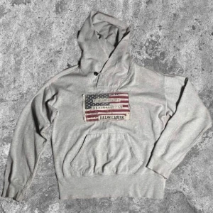 Grå hoodie från Ralph Lauren & Denim - Säljer en sällsynt grå hoodie från Ralph Lauren Denim and supply. Tröjan är i storlek S och är i bra skick förutom en fläck på armen. Pris kan diskuteras🤝