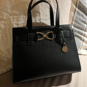 Väska  - En skit snygg läder väska med guld detaljer, perfekt för hösten!⚜️🖤