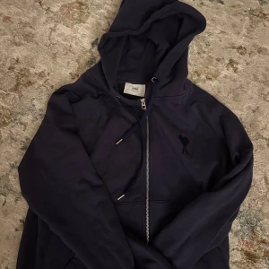 Mörkblå hoodie från Ami Paris - Säljer en mörkblå oversized hoodie från Ami Paris.