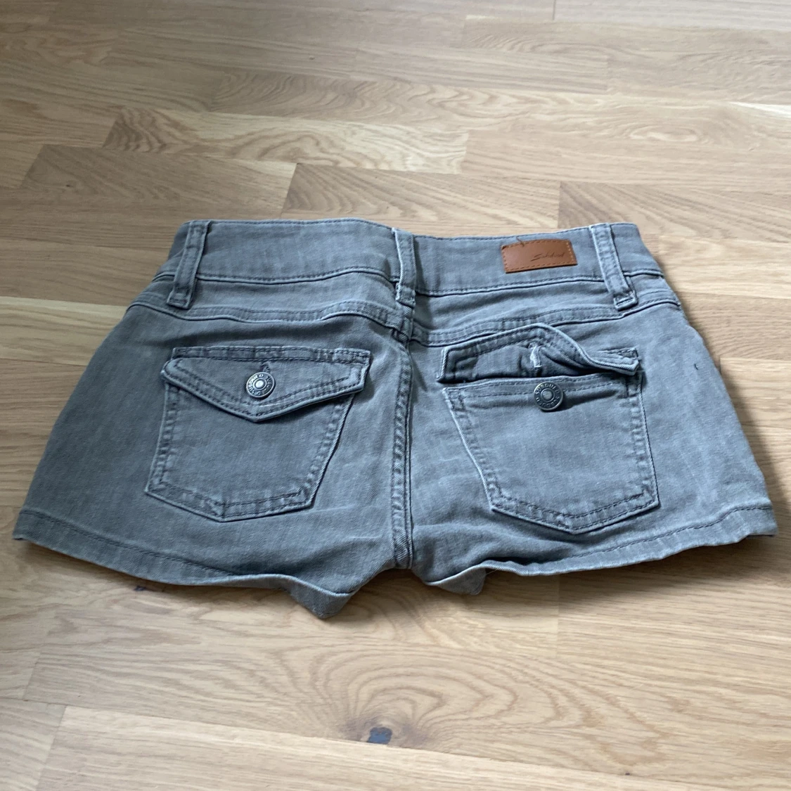 Grå jeansshorts från Subdued - 1