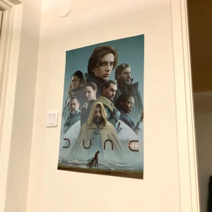Dune poster  - En vackert poster som ger ditt rum en personlig och unik stil. Storleken är 50x70 cm och tryckt på papper av högsta kvalitet.