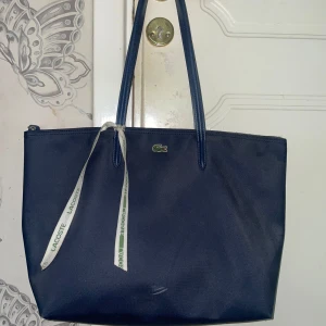 Mörkblå axelväska från Lacoste - En Lacoste väska som jag inte alls använder den 