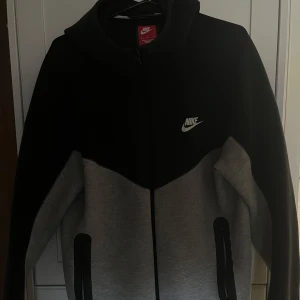 Nike svart och grå zip hoodie jacka - Användt ett par gånger och har en märke på ena armen längst ner vid handleden men syns knappt, Pris kan diskuteras!💕