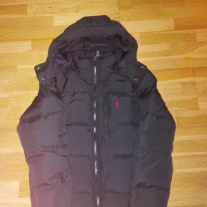 Svart pufferjacka från Polo Ralph Lauren - Hej säljer nu min svarta pufferjacka från Polo Ralph Lauren då jag har köpt ny vinterjacka för året. Jackan är i bra skick och priset kan diskuteras vid snabb affär! 