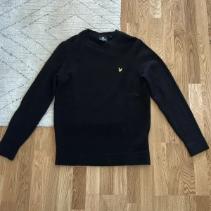 Svart tröja från Lyle & Scott - Oanvänd ulltröja från Lyle & Scott
