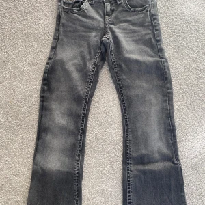 Grå/svarta  jeansbyxor från Gina Tricot - Snygga grå/svarta  jeansbyxor från Gina Tricot i storlek 146. Klassisk femficksmodell och normal passform. Jeansen har en tvättad look och är tillverkade i mjukt denimtyg som är skönt att bära hela dagen.