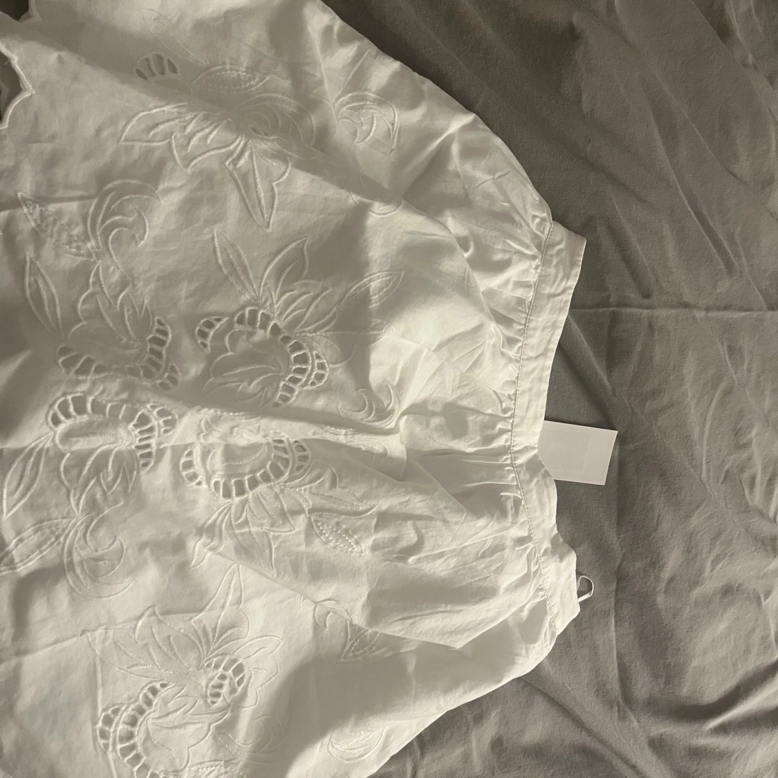 Vit broderad kortkjol i bomull - 2