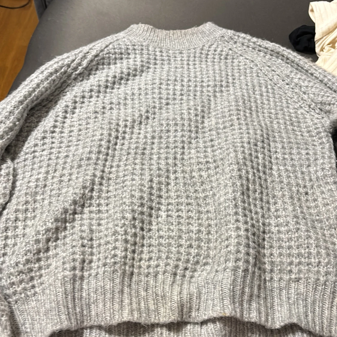 Grå stickad tröja med struktur
