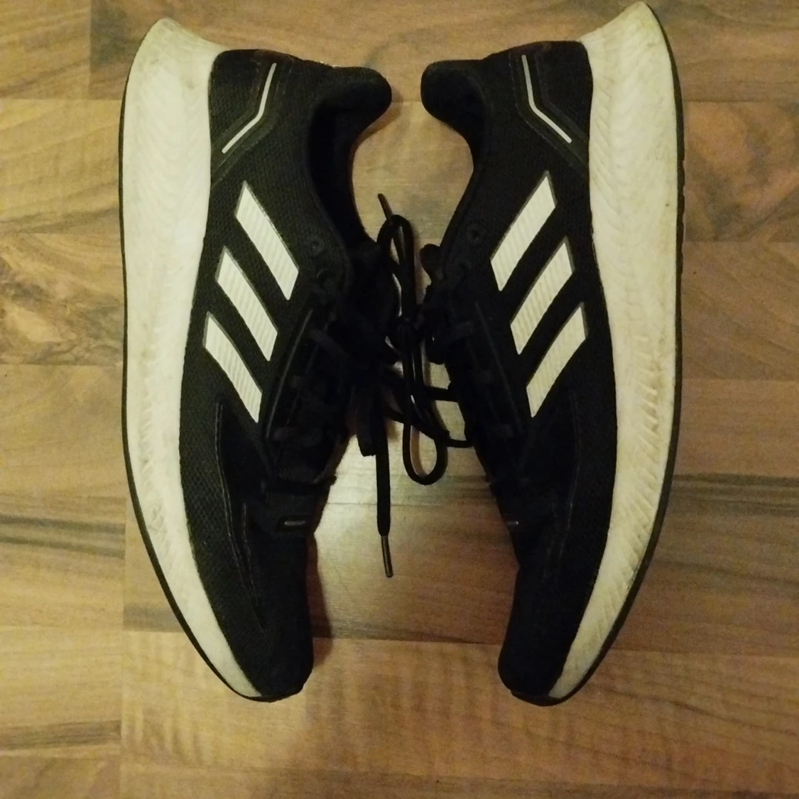 Svarta Adidas sneakers med vita ränder - 2