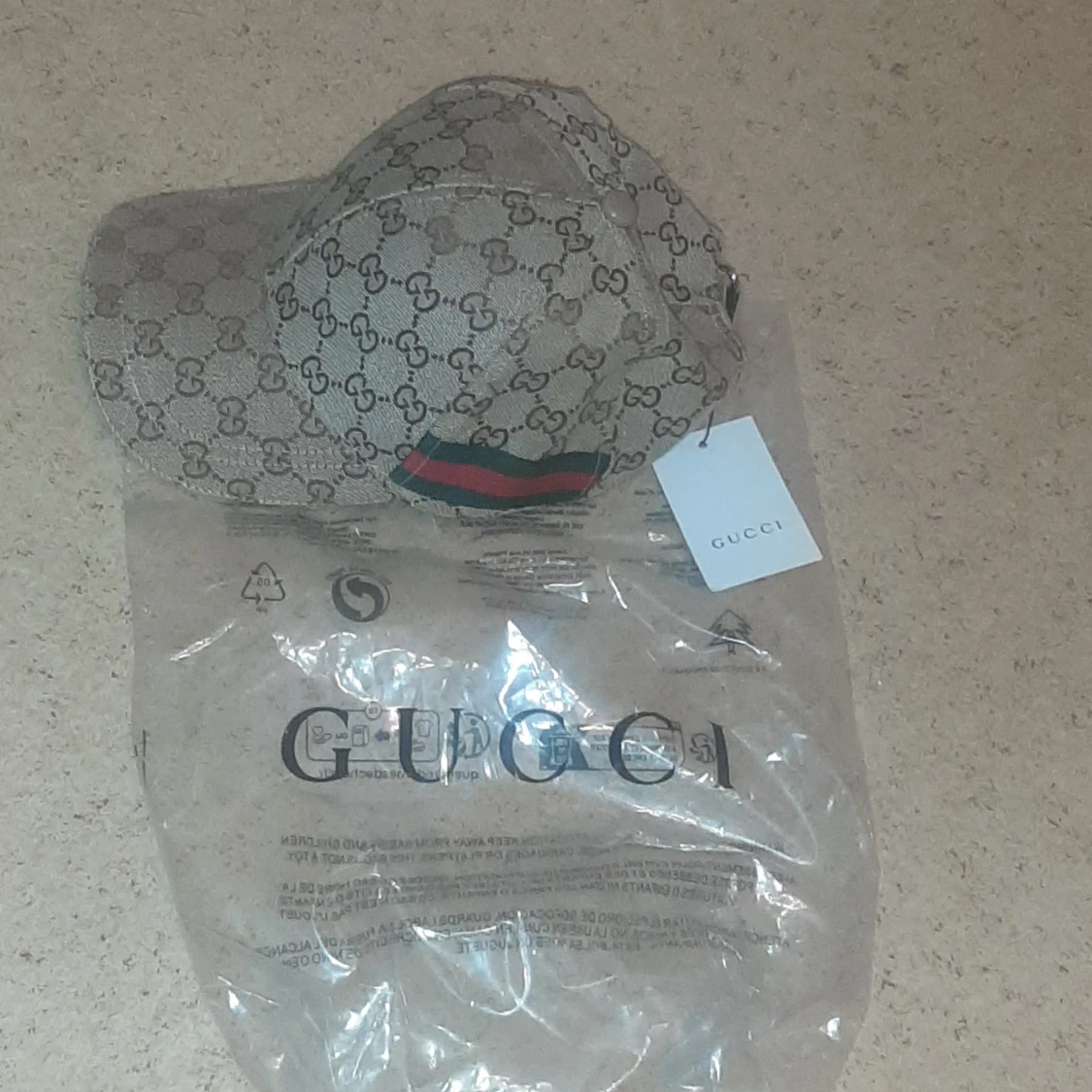 keps med GG-mönster och rödgrön detalj - 1