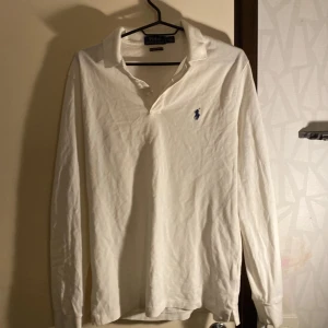 Vit pikétröja från Ralph Lauren - Säljer en skitsnygg vit långärmad pikétröja från Ralph Lauren i storlek S. Säljer den eftersom det var lite för liten så den är nyskick. Nypris ca 1800kr Mitt pris 500kr. Pris kan diskuteras, hör av dig ifall du har frågor!