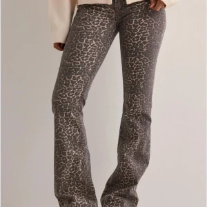 Low Waist Leopard Jeans 🐆  - Leopard jeans från Nelly, stretchigt material, modell bootcut. Slutsålt på hemsida (nypris 700kr).