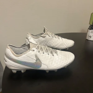 Nike tiempo legend elite - Säljer dessa Nike tiempo legend elite i mycket bra skick. Säljer pga att de inte längre används. Finns ingen separation eller några defekter alls. Storlek 45.