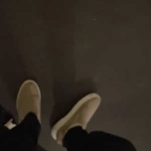 Beiga dojor från Strömbergs - Ett par bekväma skor, som passar perfekt till t.ex. en utomlandsresa men även till vardagen. Passar riktigt bra med mörkblåa jeans och linnebyxor. Köp dem här om du vill göra grymma outfits. Köpta för 1200 säljs för 600. Har endast använt dem en gång.