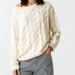 Offshoulder stickad tröja i beige - Säljer en chunky stickad tröja i beige med breda flätor och offshoulder-passform. Tröjan har långa ärmar, ribbade muddar och en avslappnad, loose fit. Mysig till hösten och har lite copenhagen vibe👌 Tröjan är endast testad den gången som den egna bilden togs! Jag tänkte returnera den då den kändes lite för stor för mig men jag hann inte i tid! Slutsåld!!