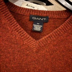 Rostbrun stickad tröja från GANT - Stickad Gant tröja som har en slim fit och är stilren och bra till hösten/vintern. Priset är inte hugget i sten