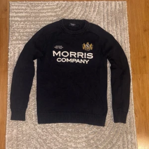 Morris Tröja - Stickad sweatshirt från Morris. Storlek S, marinblå. Skriv ifall du har funderingar!