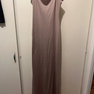 Klänning strl S  - Lång klänning från Bershka i strl S. Helt ny. U-ringad rygg och justerbara axelband. 