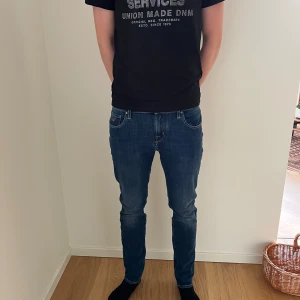 jeans från Jacob Cohen - Snygga blå jeans från Jacob Cohen med klassisk femficksdesign och ljusa kontrastsömmar. Jeansen har rak passform och normal midja, tillverkade i mjukt denimtyg. Perfekta för dig som gillar stilrena och tidlösa jeans med diskret logga på bakfickan. Modellen är kimberly och storleken är 32/34. Skick 9,5 ⭐️ inga tecken på andvändning. Nypris ca 5499 
