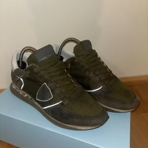 Philippe Model Trainers - Mörkgröna Philippe Model Trainers i bra skick. Köpta för 2800 kr och inte använda särkilt mycket. Skriv om du har funderingar!