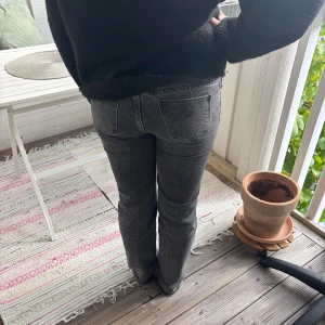Grå raka lowwaist jeans med vintagekänsla - Snygga grå lowwaist jeans med rak passform. Jeansen har en tvättad look som ger en cool vintagekänsla. Dessa har varit en favorit, de är ifrån märket abrand jeans, orgenalpris är 1000kr💞