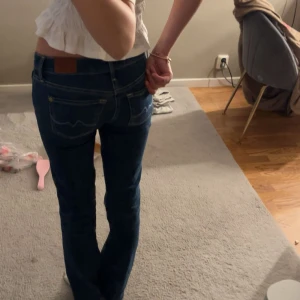 Pepe Jeans Powerflex Bootcut Jeans -  Snygga bootcut jeans från Pepe Jeans Powerflex med slim fit i modellen bootcut. Sytt om till lågmidjat och bytt ut knappen där fram🤗🤗