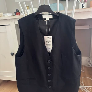 Svart väst från Zara i linne - Svart väst från Zara! Helt ny med prislappen kvar🩷