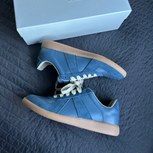 Maison Marigela Gats - Säljer nu mina Maison margiela Gats. Fick de i födelsedagspresent för ett tag sen och har bestämt mig att inte behålla de.  Aldrig använda utomhus. 