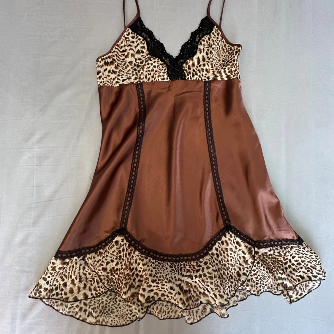 Brun satinklänning med leoparddetaljer