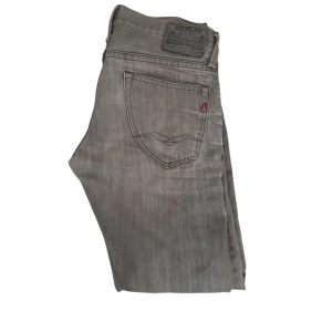 Gråa Replay Jeans - Säljer dessa snygga gråa replay jeansen väldigt bra skick och inga deffekter extremt snygga med den snygga metal loggan. Hör av er för fler bilder eller frågor samt funderingar 🫡