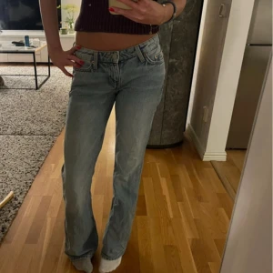 Weekday ljusblå jeans låg midja - Säljer ett par jeans i ljusblå tvätt med låg midja. Jeansen har raka ben och normal passform, tillverkade i mjukt denim. Perfekta för dig som gillar en avslappnad och tidlös look.