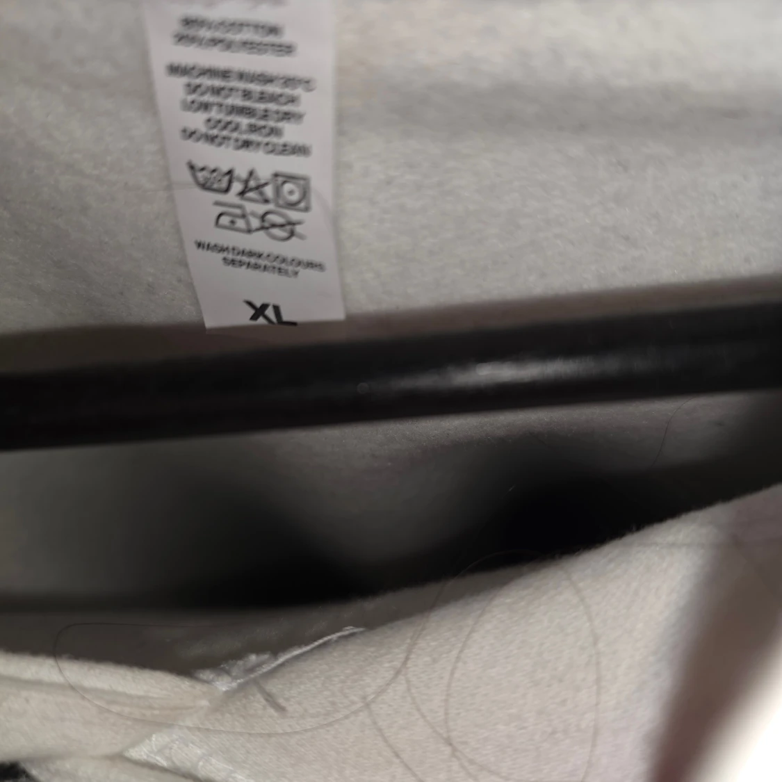 Vit hoodie med svart tryck XL - 2