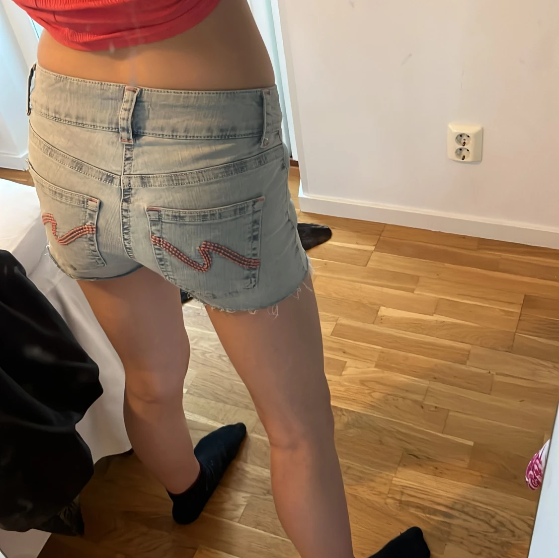 Ljusblå jeansshorts med broderi