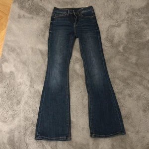 Blå bootcut jeans från vero Moda - Snygga mörkblå jeans från Vero Moda med klassisk bootcut-passform. Jeansen har fem fickor, normal midja och är tillverkade i slitstarkt denimtyg.