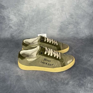 Saint laurent Court Classic sneaker - Skick: 7,5/10, använda, inga defekter. | Ingår: Bara skorna. | Nypris: +- 7000 SEK. | Givetvis äkta. | Mer hittar du på www.thegrandcloset.com.