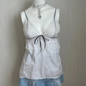 Miss Sixty topp - Supersöt Miss Sixty topp! Står L på lappen men skulle säga att det är storlek S (kolla måtten) 🌟