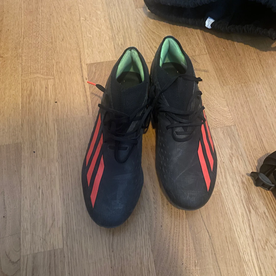 Svarta Adidas fotbollsskor med röda ränder - 2
