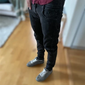 Svarta Replay Jeans - Stilrena jeans från replay med skön ”wash” | Modellen är Anbass | skick 9/10✅| skriv vid frågor eller funderingar!