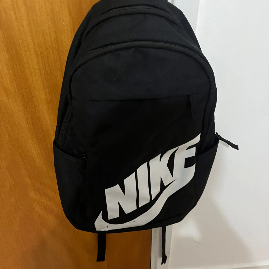 Svart ryggsäck från Nike med stor logga - 2